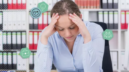 Collaborateur avec des maux de tête en dette de sommeil