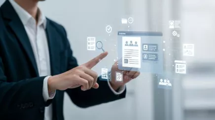 Dirigeant de PME analysant une matrice des processus RH avant la digitalisation.