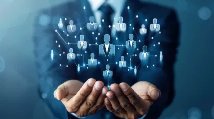 Dirigeant PME analysant une cartographie des processus RH avant de lancer la digitalisation.