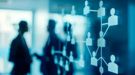 Dirigeant de PME face à un tableau listant les 5 erreurs qui ralentissent sa transformation RH digitale.