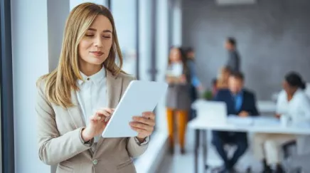 Groupe de collaborateurs participant à un atelier collaboratif pour le diagnostic RH.