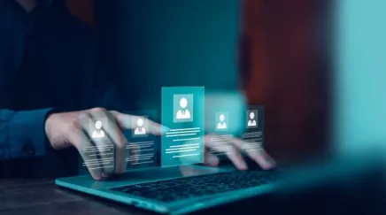 Responsable RH listant sur un tableau les sept pièges à éviter lors d’un licenciement économique.