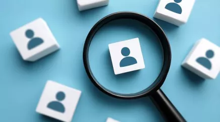 Responsable RH expliquant à un salarié les étapes du licenciement non disciplinaire.