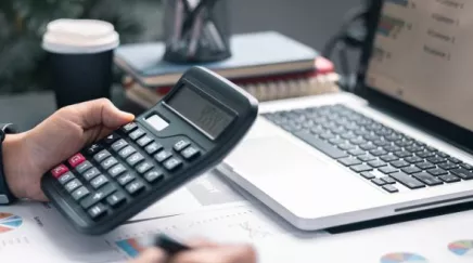 Employé signant numériquement un ordre de mission avant un voyage d’affaires.