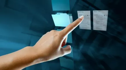 Salarié senior transmettant ses connaissances à son successeur lors d’une session de passation de poste.