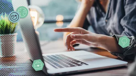 femmes regardant l'actualité sur leur ordinateur