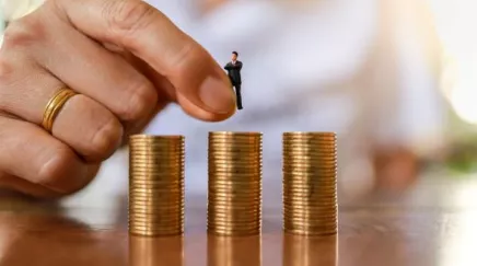 Salarié enfourchant sa voiture devant les bureaux, symbolisant les aides mobilités durables 2025.