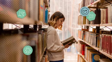 Femme lisant un livre dans une bibliothèque, concentrée sur la lecture et l’apprentissage