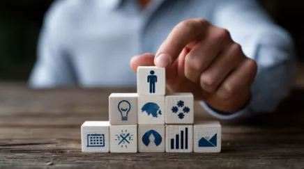 Salarié examinant la clause de mobilité de son contrat face à une carte indiquant une nouvelle affectation. 