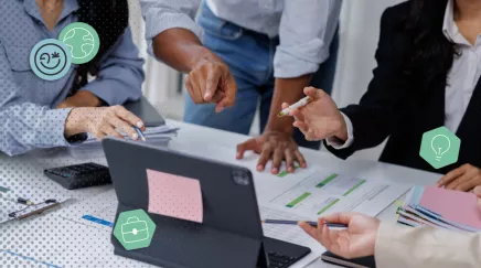 Professionnel en train d'effectuer un bilan de formation, en analysant les compétences acquises et les objectifs atteints