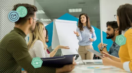 Un formateur qui donne une formation à des collaborateurs