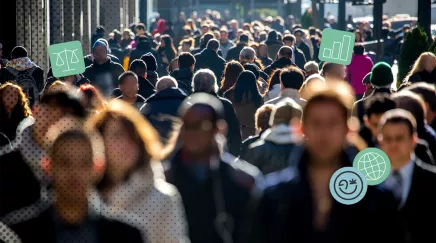 Foule de travailleurs en ville, illustrant l’égalité femmes-hommes au travail