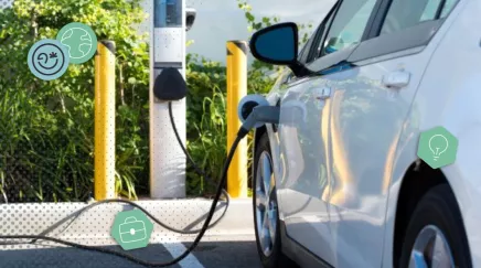 Conducteur rechargeant sa voiture électrique avant un déplacement professionnel.
