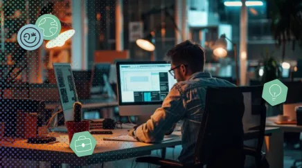 Employée RH consultant un logiciel SIRH affichant le suivi des heures supplémentaires des salariés