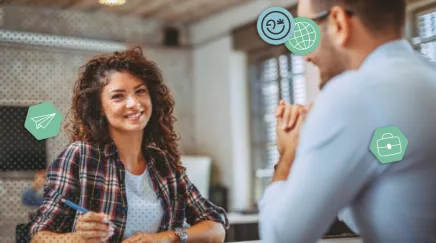 Une responsable RH vérifie sur un tableau les plafonds et planchers d’indemnités liés au licenciement sans cause réelle et sérieuse, pour sécuriser les procédures internes