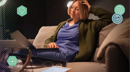 Une infirmière fatiguée consulte l'heure pendant une garde de nuit à l'hôpital