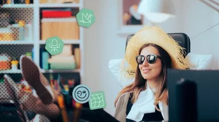 Femme qui porte des lunettes et un chapeau au bureau comme si elle était déjà en vacances