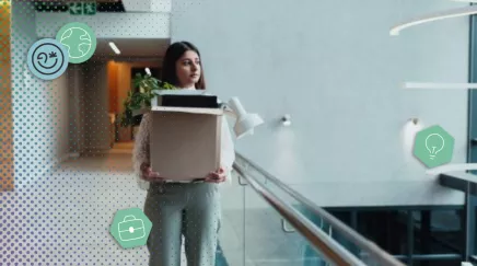 Responsable RH remettant une notice de licenciement au salarié, avec explications sur le préavis