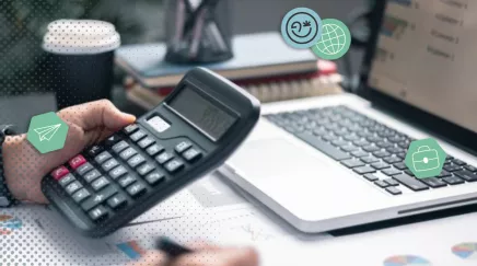 Employé signant numériquement un ordre de mission avant un voyage d’affaires.