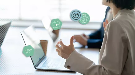 RH devant son ordinateur pour préparer la rentrée