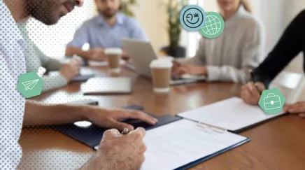 Gavel de tribunal posé sur une promesse d’embauche rompue.