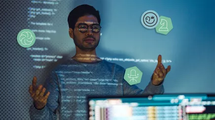 Homme devant un écran projetant du code, illustrant le métier de prompt engineer