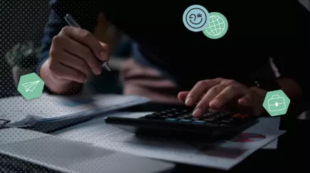 Responsable RH rédigeant une note de service sur les congés payés, affichée sur un écran partagé.