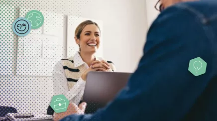 Manager RH discutant avec un collaborateur à haut potentiel pour définir un plan de développement personnalisé au sein de l’entreprise