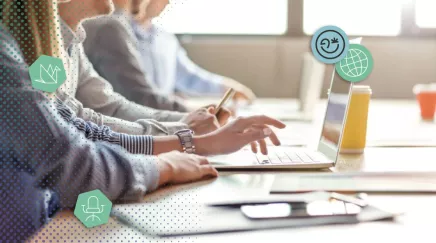 Personnes en train de prendre des notes sur leurs ordinateurs