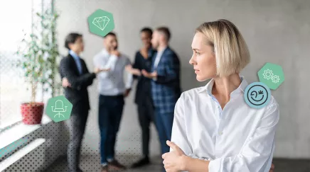 Femme RH observant un groupe de 4 profils différents, concept de recrutement stratégique