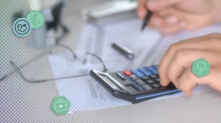 Responsable paie saisissant les cotisations URSSAF dans un logiciel SIRH pour assurer la conformité sociale de l’entreprise.