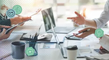 Jeune collaboratrice Zillennial échangeant avec son manager dans un espace de travail moderne, tablette à la main.