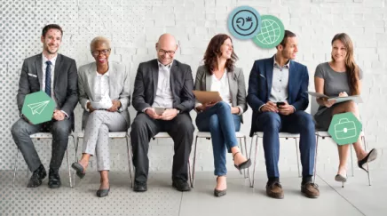 Responsable RH créant un tableau de classification des emplois sur un écran interactif.