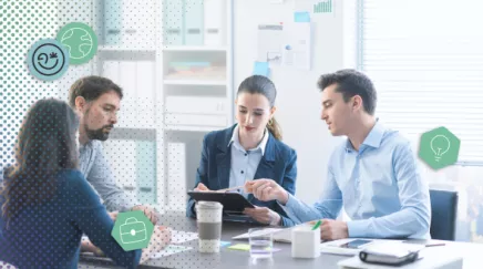 Responsable RH examinant un tableau de bord de recrutement et des CV pour détecter les pièges à éviter.