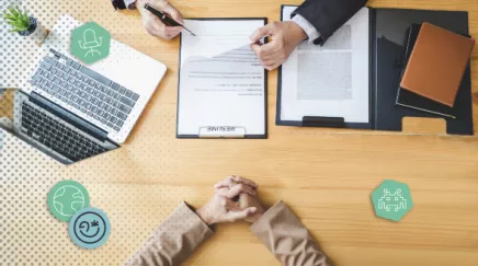 Gestionnaire RH vérifiant les coefficients sur un tableau de classification salariale.