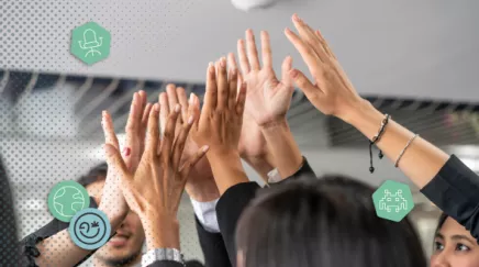 Salarié tenant la main d’un proche hospitalisé : illustration de l’accompagnement en fin de vie.