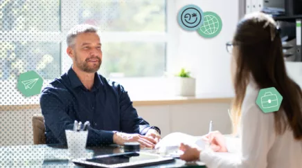 Recruteur analysant le tableau de bord d’une campagne de recrutement programmatique.