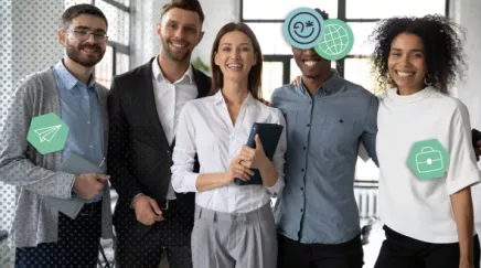 Des collaborateurs connectés célèbrent un objectif atteint via visioconférence, illustrant les bonnes pratiques de team building virtuel et de reconnaissance à distance.