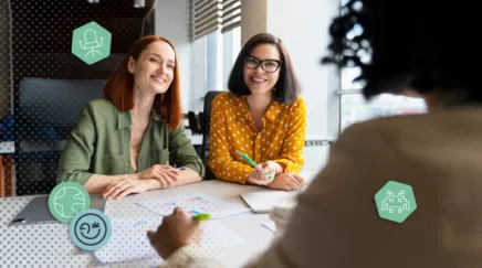 Collaborateurs utilisant un intranet pour documenter et partager leur savoir-faire métier