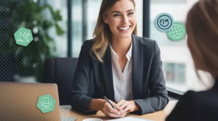 Responsable RH et collaborateur échangeant sur un dossier VAE, certificat à l’appui, devant un ordinateur.