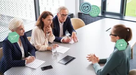 Collaboratrice relevant un défi professionnel avec le soutien bienveillant de son manager, symbolisant la sortie progressive de sa zone de confort.