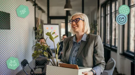 Jeune salariée quittant son bureau illustrant le phénomène du revenge quitting