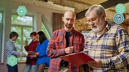 Un jeune salarié échange avec un collègue senior lors d’une séance de mentoring inversé