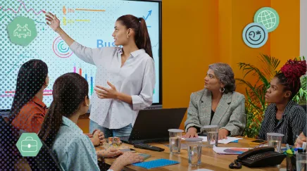 Jeune de la Gen Z formant des managers indiens aux nouvelles technologies.