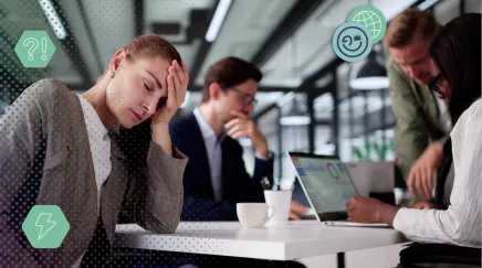 Une salariée contrariée face aux petites manies agaçantes de son collègue de bureau