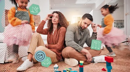 Parents épuisés entourés d’enfants en pleine agitation pendant les vacances scolaires