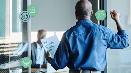 Un salarié vient présenter son rapport à son patron.