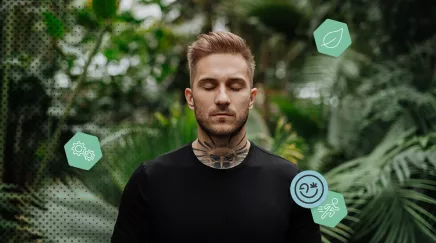 Homme méditant en pleine nature, yeux fermés, illustrant la gestion de l’éco-anxiété