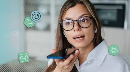 Jeune femme utilisant la commande vocale de son smartphone pour communiquer de manière décontractée