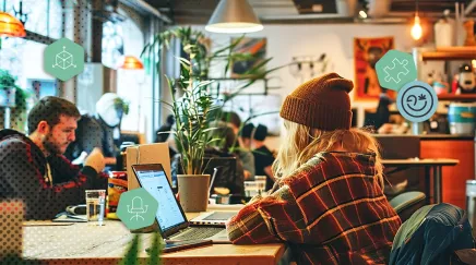 Jeune femme travaillant sur un ordinateur portable dans un espace de coworking cosy